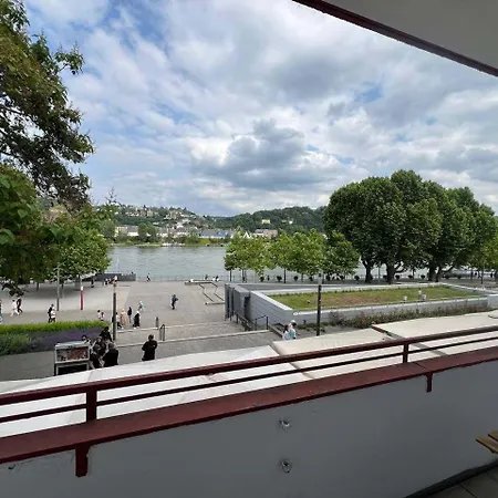 Riverside Retreat In 아파트