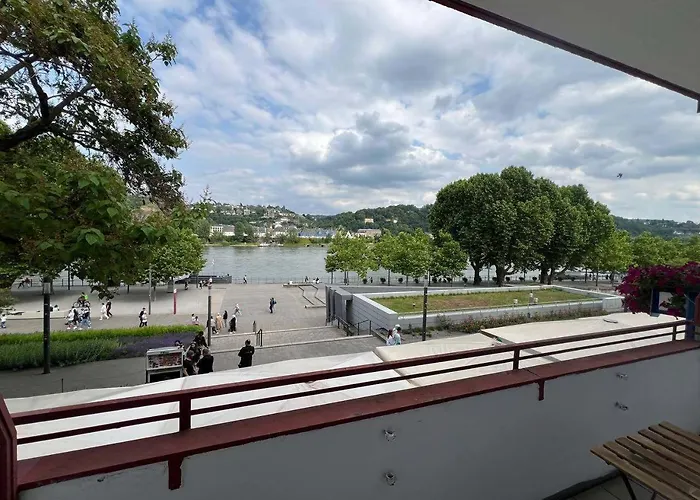 Riverside Retreat In アパート